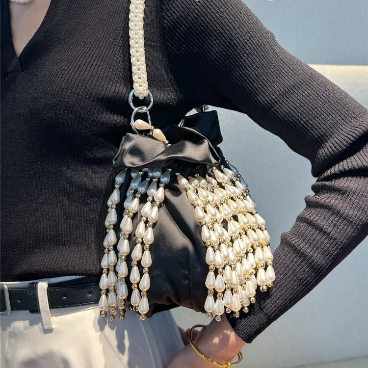 2025新款设计师荷兰小众手工串珠缎面手拎包单肩串珠包水桶包女夏