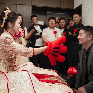 接亲搞笑游戏红色大手套指东看西结婚指挥棒堵门道具整蛊新郎伴郎