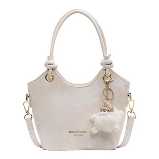 秋冬季超火小包包女2026新款时尚百搭斜挎包通勤手提水桶包小拎包