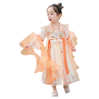 女童中國(guó)風(fēng)漢服演出前