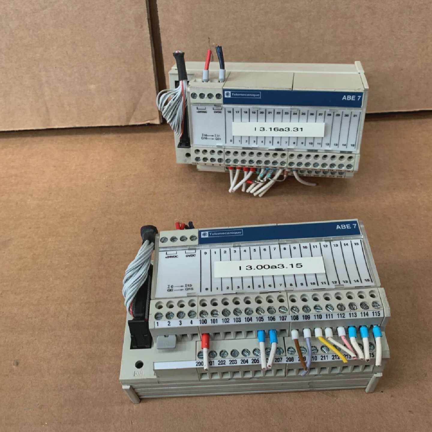 8 X TELEMECANIQUE ABE7H16R20 TELEFAST Relay - 实物图