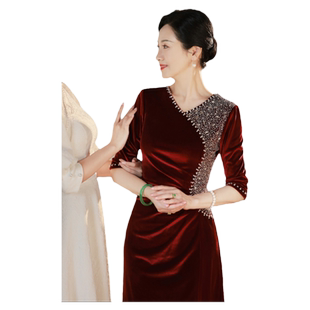 红色妈妈婚宴装晚礼服女高级感秋冬丝绒喜婆婆婚礼喜服高贵年轻
