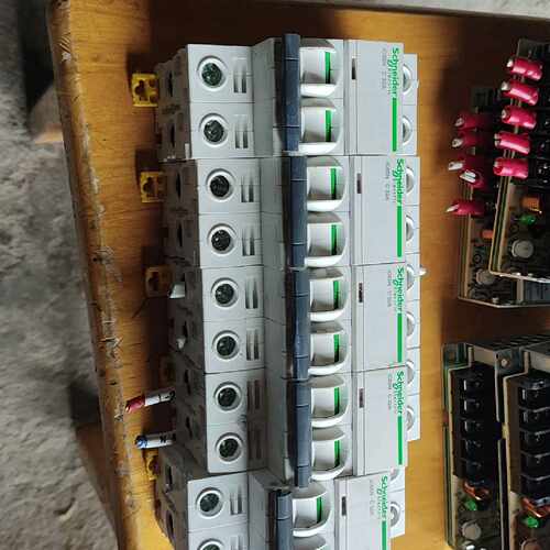下单前咨询施耐德IC65N空气开关，C32A，2P，400V，工程剩余