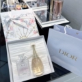 The gift box in the colors imported from Portugal is about 20 * 20cm, suitable for large perfume skin care set