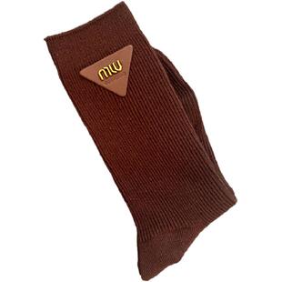 秋冬洋气皮标三角标饰品袜子女中筒小香风高级感秋冬配马丁靴长袜