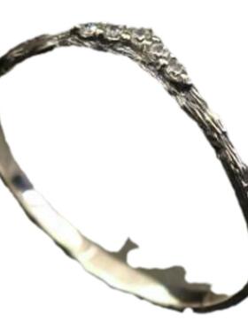 女士纯银镶嵌小宝石树皮V形戒指