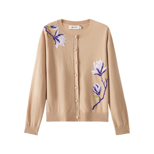 皮皮狗25秋冬新款圆领提花羊绒开衫合体修身花朵图案包布纽扣女