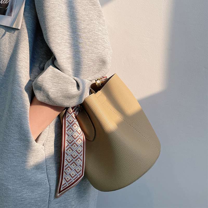 新品 真皮女包小众高级感水桶包包女2025新款大容量斜挎包女通勤