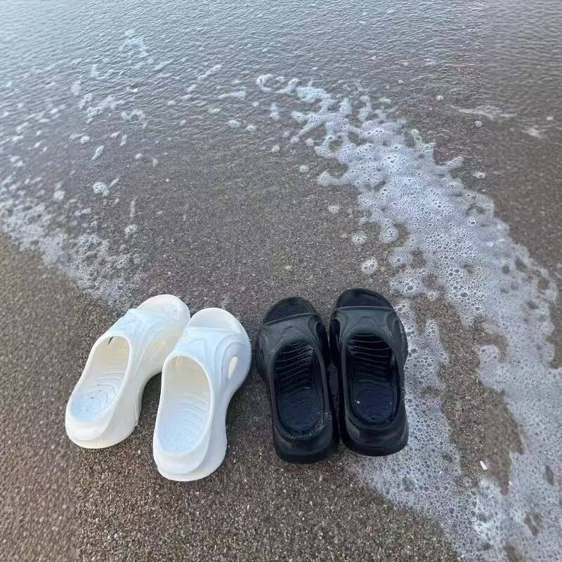 纯色厚底沙滩鞋泰国海边旅游足弓鞋踩屎感防滑露趾一字拖2025新款