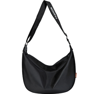 男士斜挎包日系潮牌轻便饺子包女通勤挎包男款背包大容量单肩包潮