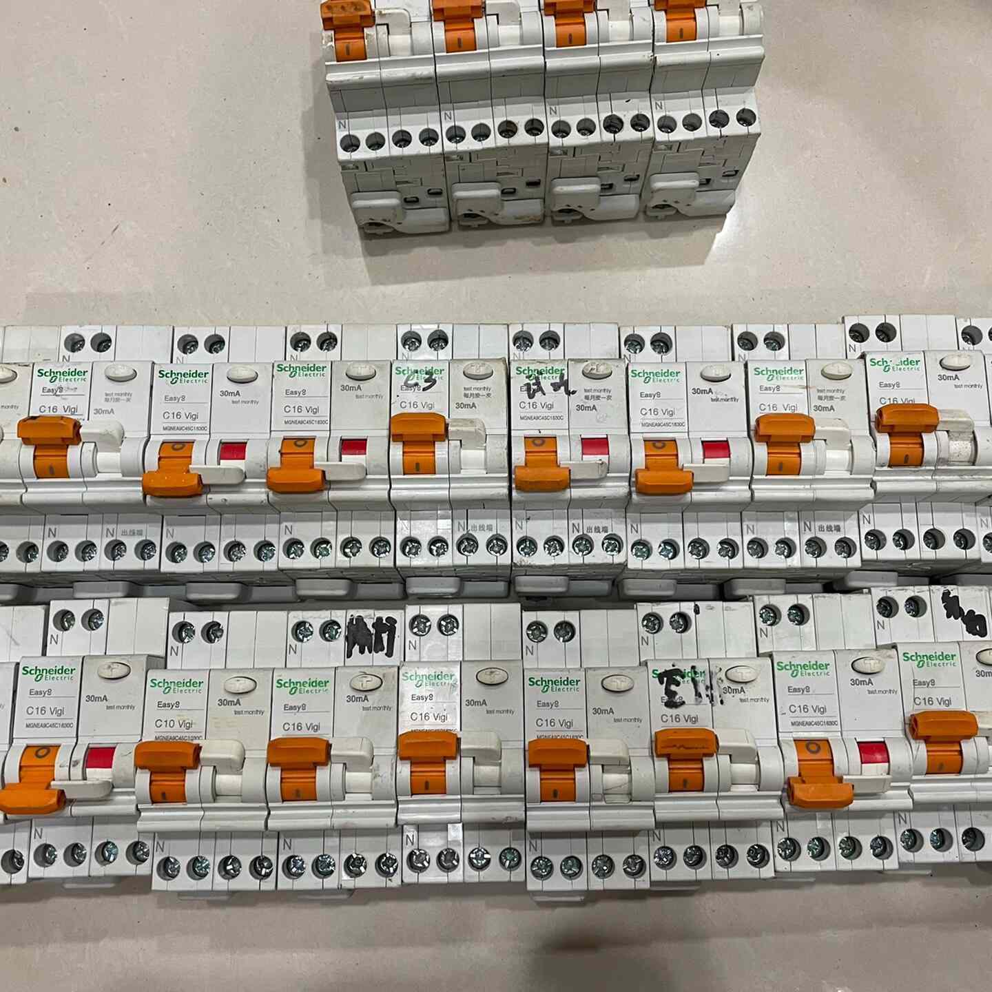 议价议价E9开关，成色如图，一般，1n漏电8-10块一个