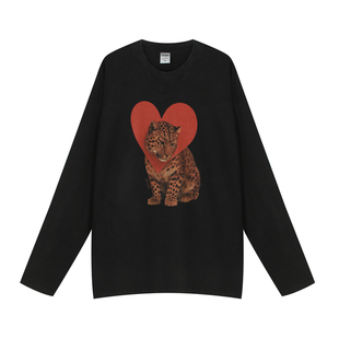 周里物出品「心豹迷情」2025秋季新款爱心豹纹印花宽松长袖T恤