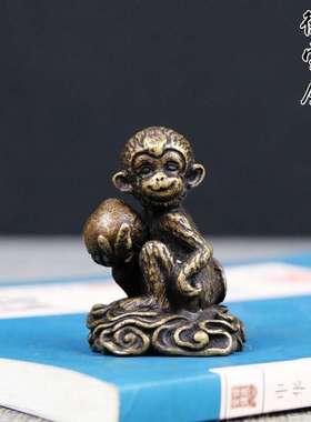 实心纯铜猴子献桃摆件生肖可爱小号猴子寿桃铜把件仿古铜雕茶宠