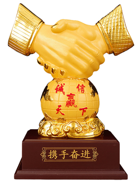 金色握手合作共赢办公室摆件
