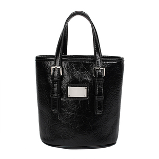 早秋时尚潮流铁牌水桶包2024新款韩国ins小众设计手提单肩斜挎包