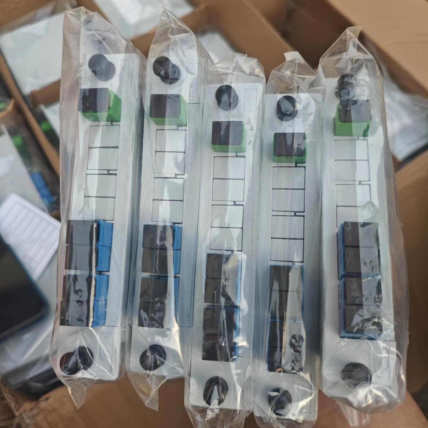 议价江苏通鼎1：4插片式光分路器，全新原包装未拆封，整箱120个