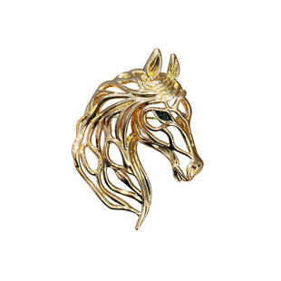 LYNNROMAN马年新年镂空马首胸针女2026新款高级感别针本命年配饰