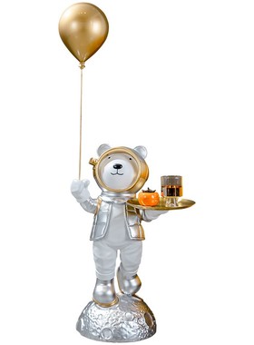 客厅沙发旁太空人大型落地摆件