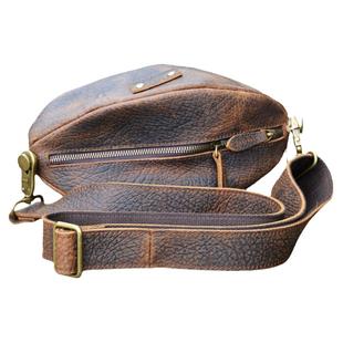 尾货清仓 疯马皮复古新款橄榄球包男士斜挎小包真皮牛皮胸包男包