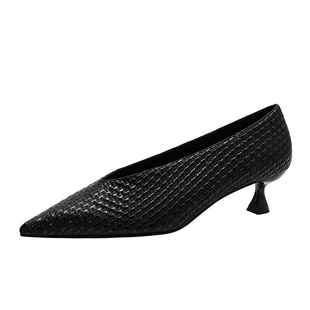 欧洲站女鞋2026春新款v口尖头单鞋女奶奶鞋压纹阿婆鞋中跟女巫鞋