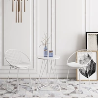 Один стол, два стулья белые