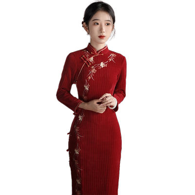 红色改良绣花长款旗袍