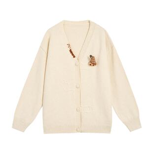 紫涵V领宽松针织开衫女秋季新款田园风绣花胸针慵懒米色毛衣外套