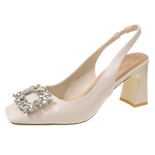 时尚水钻方扣高跟鞋女2025春夏新款包头凉鞋粗跟漆皮后绊带女单鞋