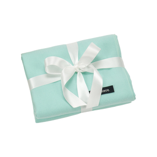 我有一条薄荷绿仿羊绒围巾 暖暖的哦 温馨礼盒装