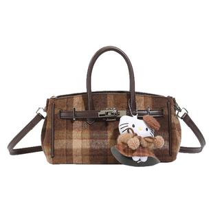 时尚超火小众撞色包包女2025新款百搭斜挎包毛呢手提包外出小拎包