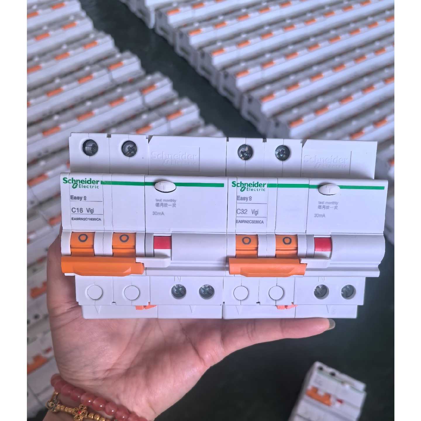 在线议价施耐德EA9漏电保护器，2P C16A/C32A，30mA，