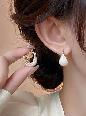 白色滴釉镶钻耳扣女轻奢高级感独特耳环2025新款爆款女人味耳饰品