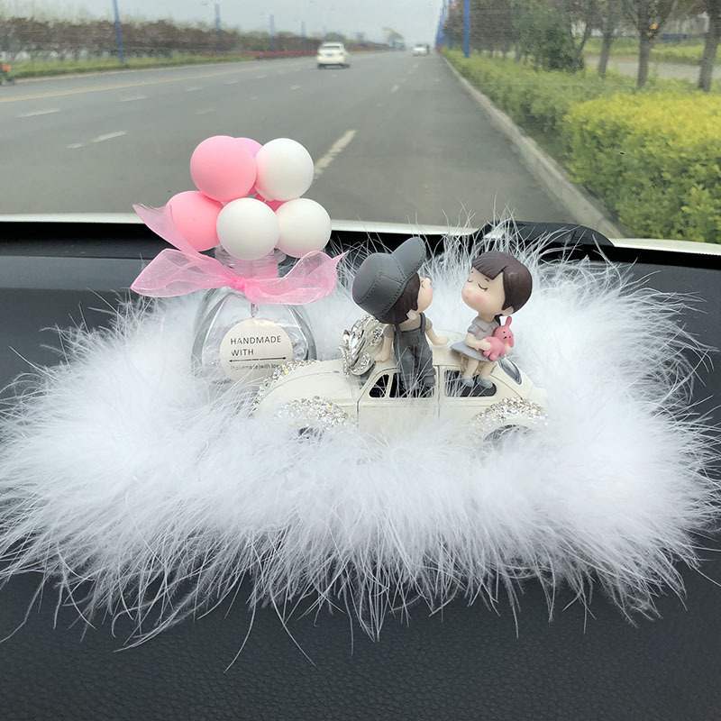 汽车摆件香水车内饰品饰钻可爱内饰用品卡通车镶中控台情侣车载