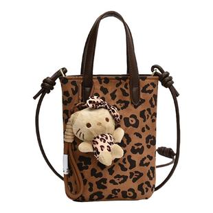 豹纹斜挎小包包女磨砂皮带挂件手机包洋气复古百搭潮流韩版琴谱包