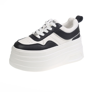 爆款小白鞋配裙子夏季新款2026小个子厚底轻便休闲松糕内增高板鞋