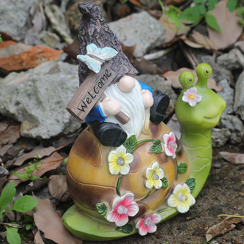 23跨境新蜗牛精灵与甘道夫阳台花园灯摆件发光树脂户外夜太阳能装