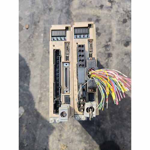 询价安川SGD7S-2R8A00A002驱动器400W还有一台