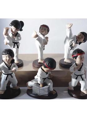 树脂工艺品小跆拳道人物模型女侧踢腿武术蛋糕装饰创意摆件送礼