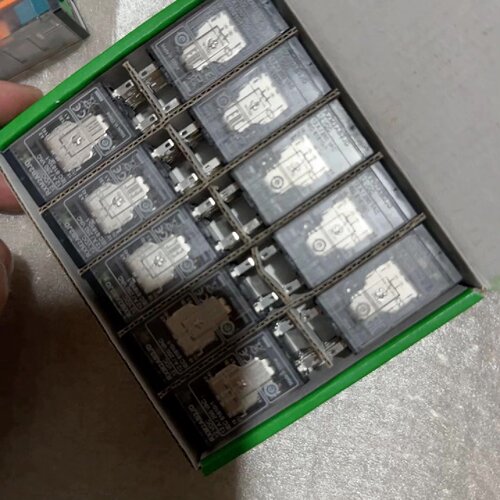 询价下单正品施耐德12V继电器，型号：RXM2AB2JD，工程剩余，