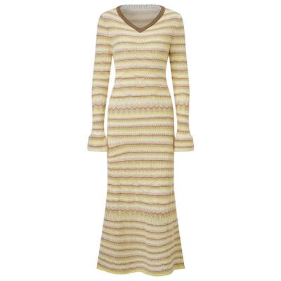 条纹撞色毛织连衣裙，V领设计
