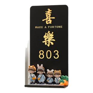创意门牌定制高级感家用号码牌入户门口一家四口玩偶房间号回家仪式感装饰品高档酒店民宿墙面感应灯门贴订制