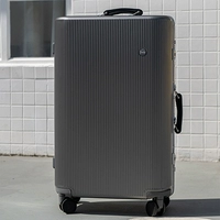 [Алюминиевая рама матовая, устойчивая к царапинам и сжатию, цвет «серый космос»]