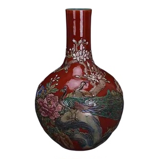 清乾隆年制红地珐琅彩孔雀牡丹纹天球瓶中景德镇陶瓷摆件家居装饰