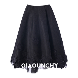 小黑裙 QIAOUNCHY俏云曦｜黑色挺括硬网手缝悬浮花朵圆摆小洋裙