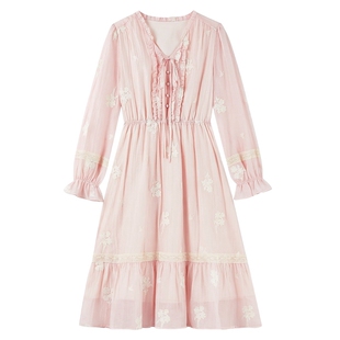 秋水伊人时尚V领绣花连衣裙2026年春季新款女气质蕾丝花边中长裙