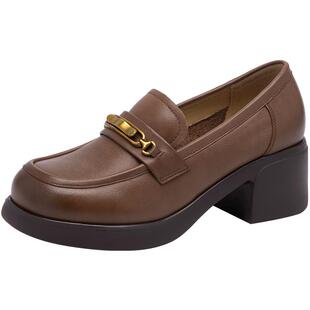 沙驰女鞋中跟粗跟软底乐福鞋2026年春夏新款金属扣深口单鞋妈妈鞋