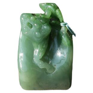 {一朝风月}隆和斋珍藏新疆和田碧玉籽料巧雕青蛙莲子手把件桌摆件