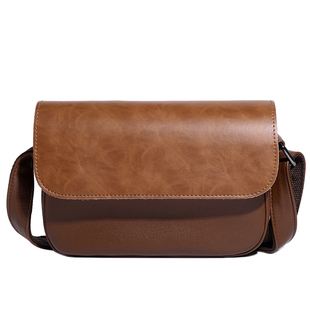 2025新款男士小挎包日系复古休闲单肩包潮牌斜挎包皮质翻盖邮差包