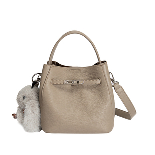 水桶包包女式2026新款秋冬通勤高级质感斜挎包简约单肩手提凯莉包