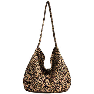 55款学生2025时尚繁花豹纹小碎花单肩斜挎帆布包轻便大容量包包女